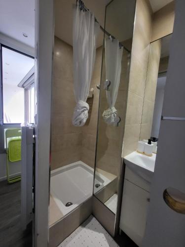 a bathroom with a shower with a bath tub at Beach 50 m , vue mer in Carnon-Plage