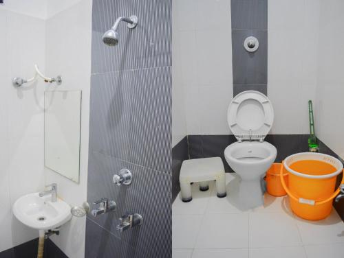 ウッジャインにあるHotel Royal Palace - 150 Meters from Mahakal Templeのトイレと洗面台のあるバスルーム