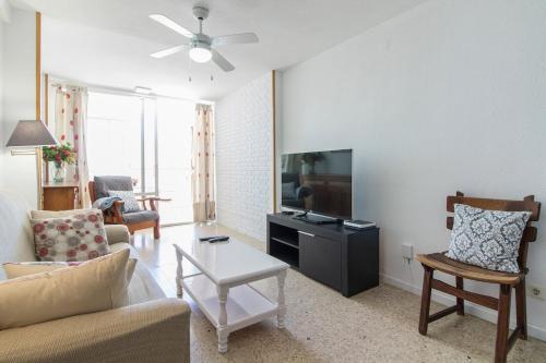 apartamento playa de Levante,parking, aire dos habitaciones y dos baños vistas playa y jardin