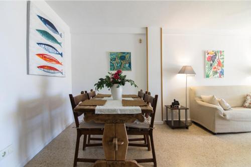 apartamento playa de Levante,parking, aire dos habitaciones y dos baños vistas playa y jardin