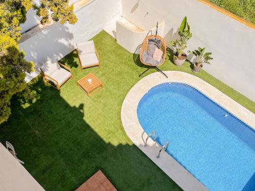 an overhead view of a swimming pool in a yard at Chalet Relax con Piscina privada in Águilas