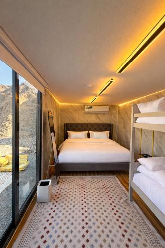 a bedroom with two bunk beds and a window at The Out Resort in Sinādil