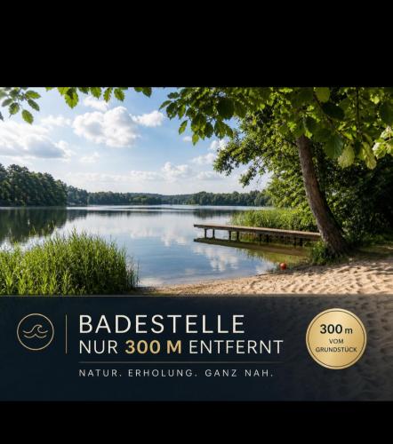 a sign in front of a lake with a view at Camping - Wohnmobilstellplatz in der Seenplatte in Carpin