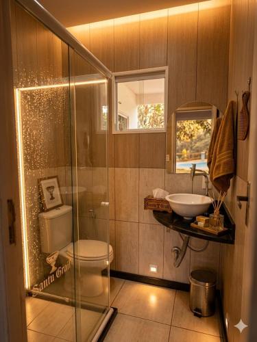 a bathroom with a shower and a toilet and a sink at CHÁCARA DOMINGOS MARTINS - SANTO GRAAL - Montanhas, Corredeiras, Piscina, Natureza e Paz in Domingos Martins