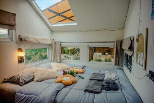 a bedroom with a large bed with stuffed animals on it at Phu Morinn Cafe &Camping Monjam in Mon Jam