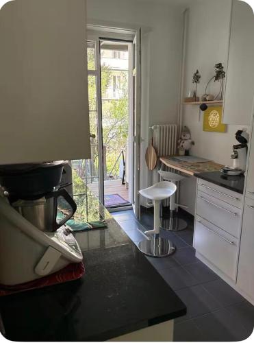 Gartenoase Basel zentral - extra langes Schlaf-Sofa für 1-2 Personen - Tram direkt & 8 GehMin zu Bhf SBB