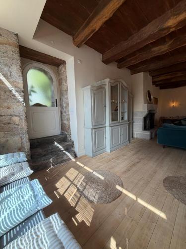 a living room with wooden floors and a blue couch at Le Gîte du Prieuré in Josselin