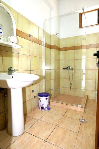 a bathroom with a shower and a sink at Villa Ekluxe in Delvinë