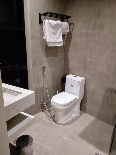 a bathroom with a white toilet and a sink at فندق الوعل بالخفجى in Khafji