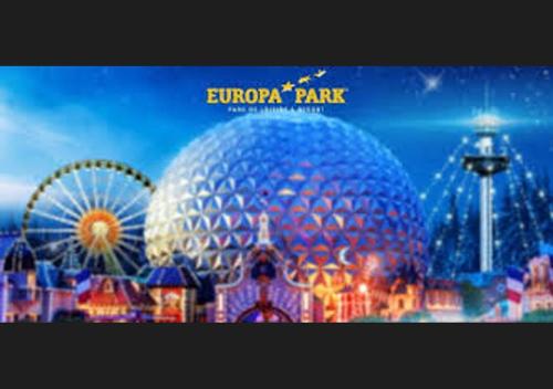 ein Poster eines Disney-Parks mit einem großen Gebäude in der Unterkunft Nouveau - L'Entre Nous - Europa Park in Huttenheim