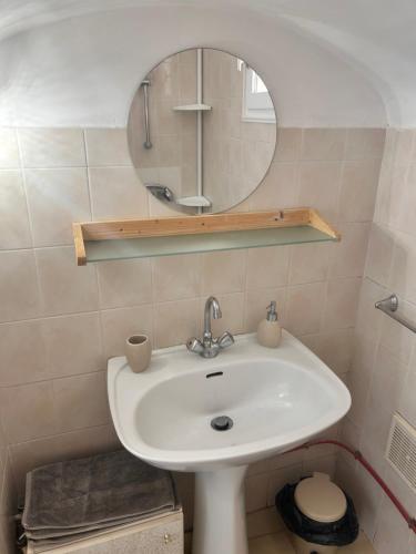 a bathroom with a sink and a mirror at Charmant studio au centre de Gréoux-les-Bains in Gréoux-les-Bains