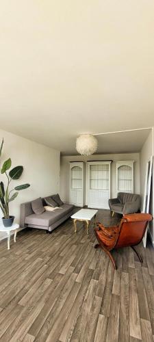 a large living room with a couch and a table at Paris Appartement 2-pièce Master Bedroom Romantique in Alfortville