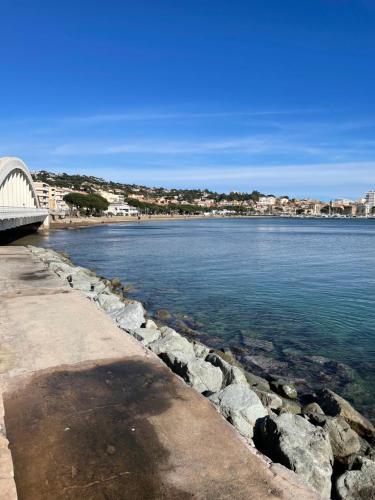 Ville et plage a pied, air conditionné et parking privé, Baie de St Tropez
