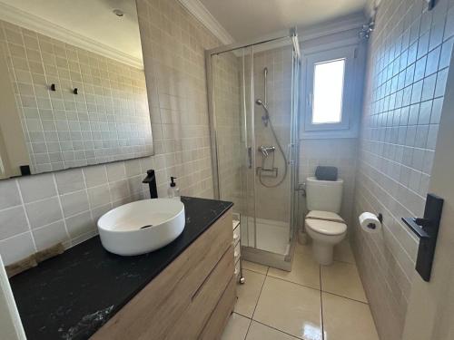 a bathroom with a sink and a shower and a toilet at Apartamento en Olivanova in Casas Devesa