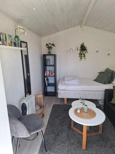a small room with a bed and a table at Gäststugan in Alingsås