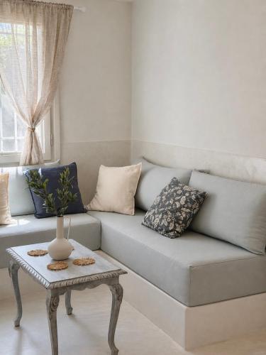ein Wohnzimmer mit Sofa und Tisch in der Unterkunft Alkionis Studio in Vari