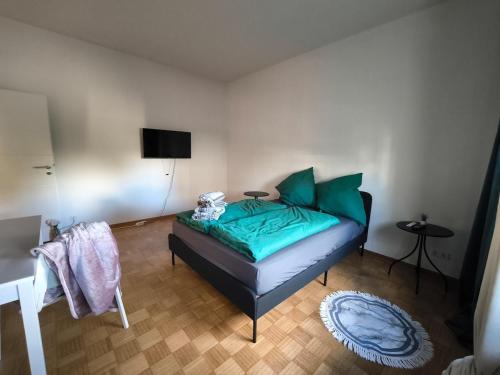 a bedroom with a bed with green pillows at FEWO Leonie 3 Schlafzimmer Apartment in Hückeswagen