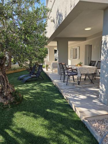 Garden Oasis Šibenik - Private Garden & Free Parking
