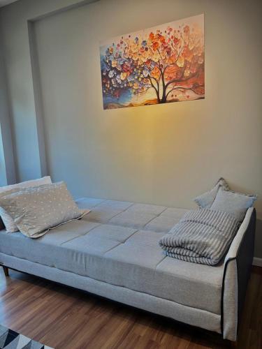 a bed in a room with a painting on the wall at Residencial Zoe 102 in Foz do Iguaçu