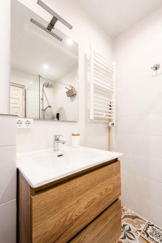 a bathroom with a sink and a mirror at Casa Merlin Capistrano playa in Nerja