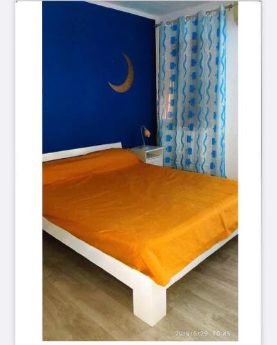 a bedroom with a bed with a orange bedspread at Casa Arianna in Pellestrina