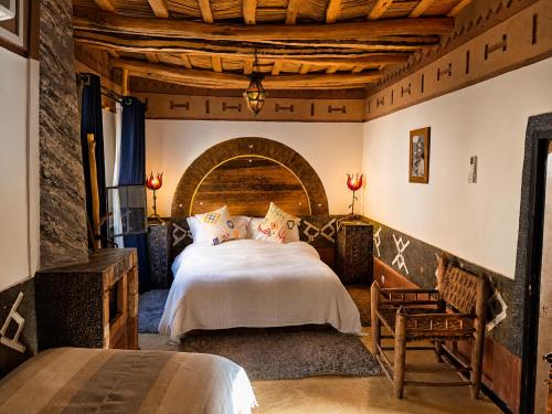 a bedroom with a large bed in a room at Riad Des Vieilles Charrues in Boumalne Dades