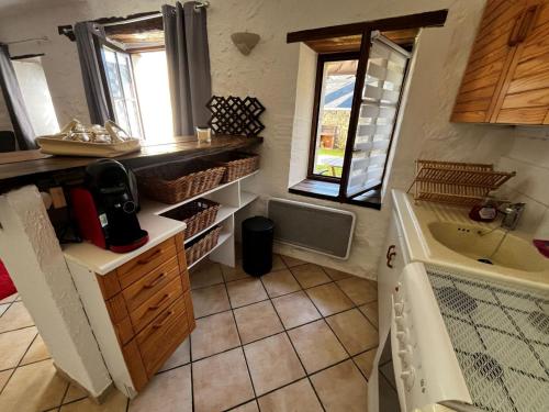 a bathroom with a sink and a tub and a sinkessment at Studio La Parenthèse in Chinon
