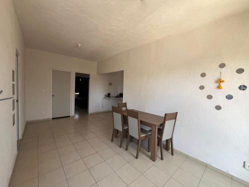 a kitchen and dining room with a table and chairs at Casa Claliz in Los Algodones