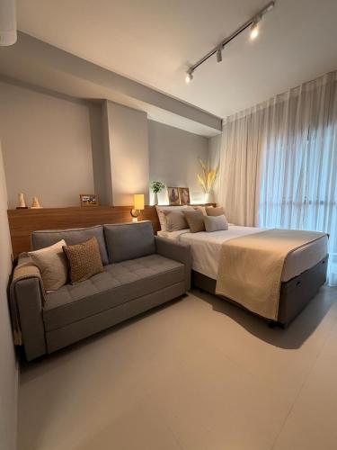 a bedroom with a bed and a couch at 07 La Limeña Estúdio completo perto do consulado in São Paulo