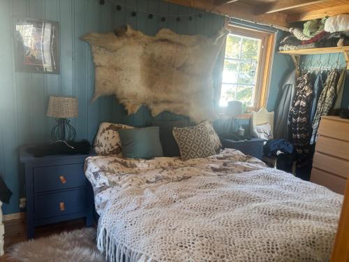 a bedroom with a bed with a map on the wall at Hannebu, hytte med 3 soverom, 2 bad og sovehems in Kyrkjebygdi