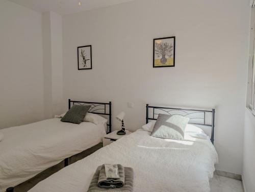 Relaxing 2 Bed duplex: seaviews, terrace & rooftop