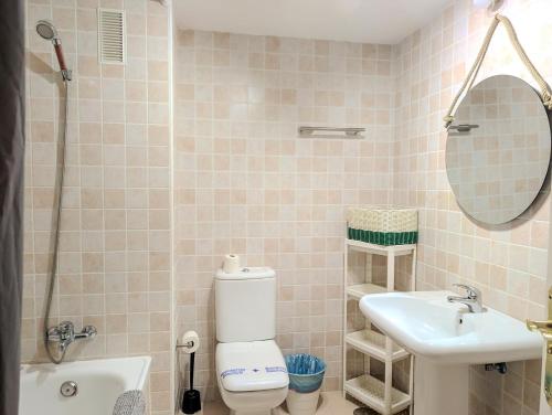 Relaxing 2 Bed duplex: seaviews, terrace & rooftop