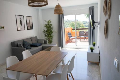 Relaxing 2 Bed duplex: seaviews, terrace & rooftop