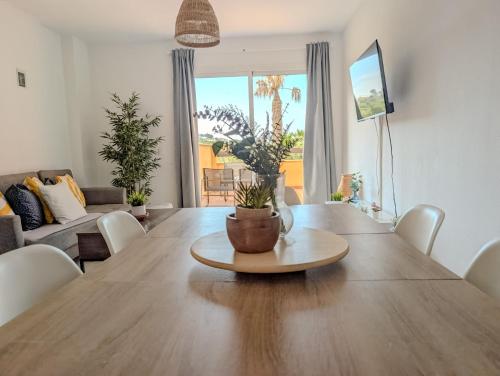 Relaxing 2 Bed duplex: seaviews, terrace & rooftop
