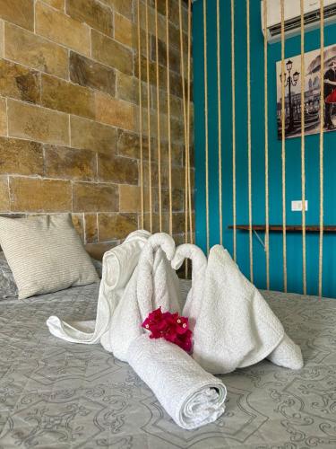 a group of towels on a bed in a room at Pousada Villa Japa in Maragogi
