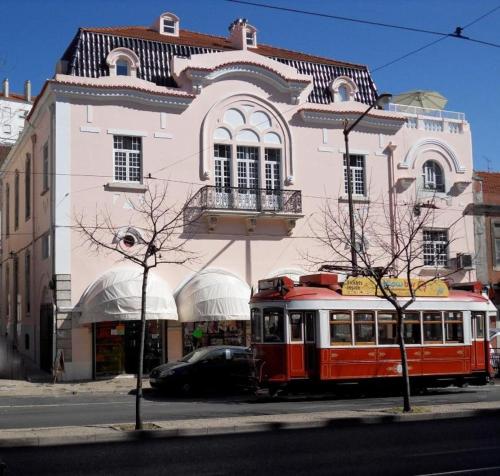 Spacious Two-Level 1 Bedroom 1 dboule bed Studio Apartment in Prime Lisbon Location