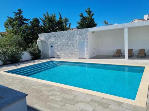 SANDY pool apartments