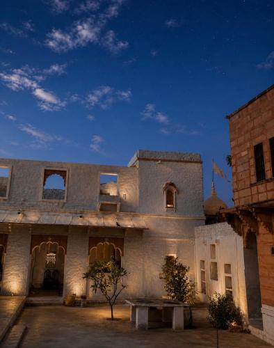 a large building with a table in front of it at Garh Harsolav in Harsolāv