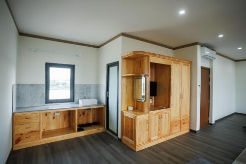 a room with a wooden cabinet and a window at Khách Sạn Vân Nguyên in Buôn Ea Yông