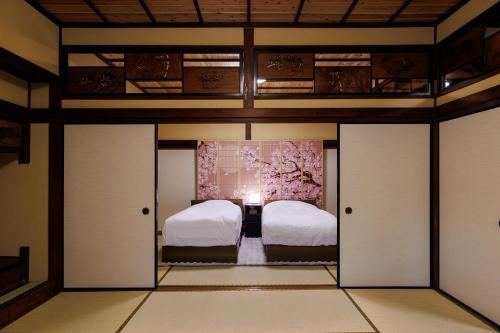 a bedroom with two beds in a room at Hagizen in Hagi