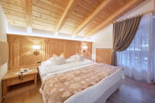 Postel nebo postele na pokoji v ubytování Hotel Portillo Dolomites 1966'