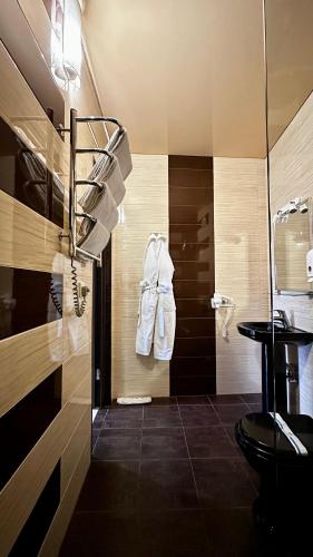 a bathroom with a shower and a toilet and a sink at Центральна Садиба in Kryzhanivka
