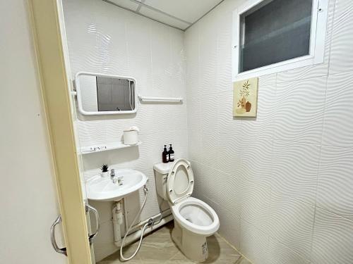 ein Badezimmer mit Toilette und Waschbecken in der Unterkunft Comfy hotels คอมฟี่โฮเทล in Suvarnabhumi Airport