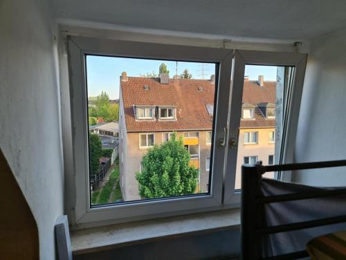 a window in a room with a view of a building at einfacher Schlafplatz ohne Ansprüche in Essen