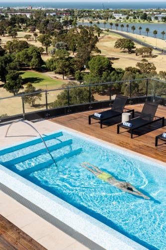 Tyrian Albert Park Lake — Pool view