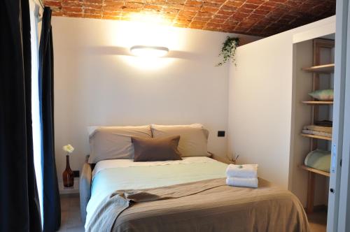 トリノにあるAlle Volte Torinoのレンガ天井のベッドルーム1室