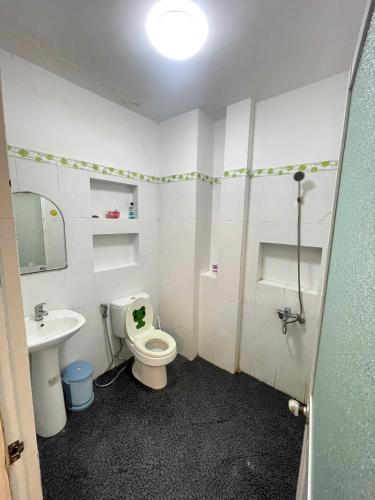 a bathroom with a toilet and a sink at Homestay Solar Halo in Xã Thang Tam