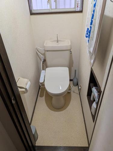 a small bathroom with a toilet and a window at アトイエ-Atoie- in Odawara