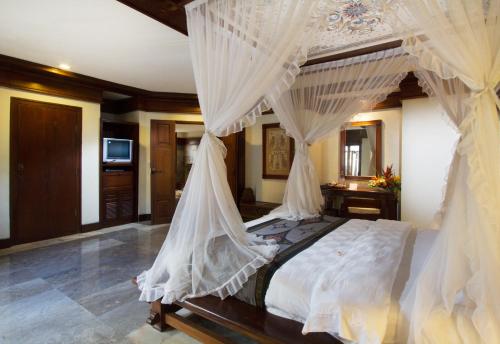 Ένα ή περισσότερα κρεβάτια σε δωμάτιο στο Balisani Suites Hotel