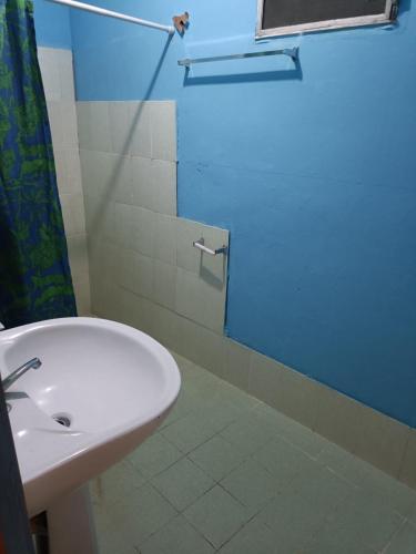 a bathroom with a white sink and a mirror at Casa de Malle in Pocrí